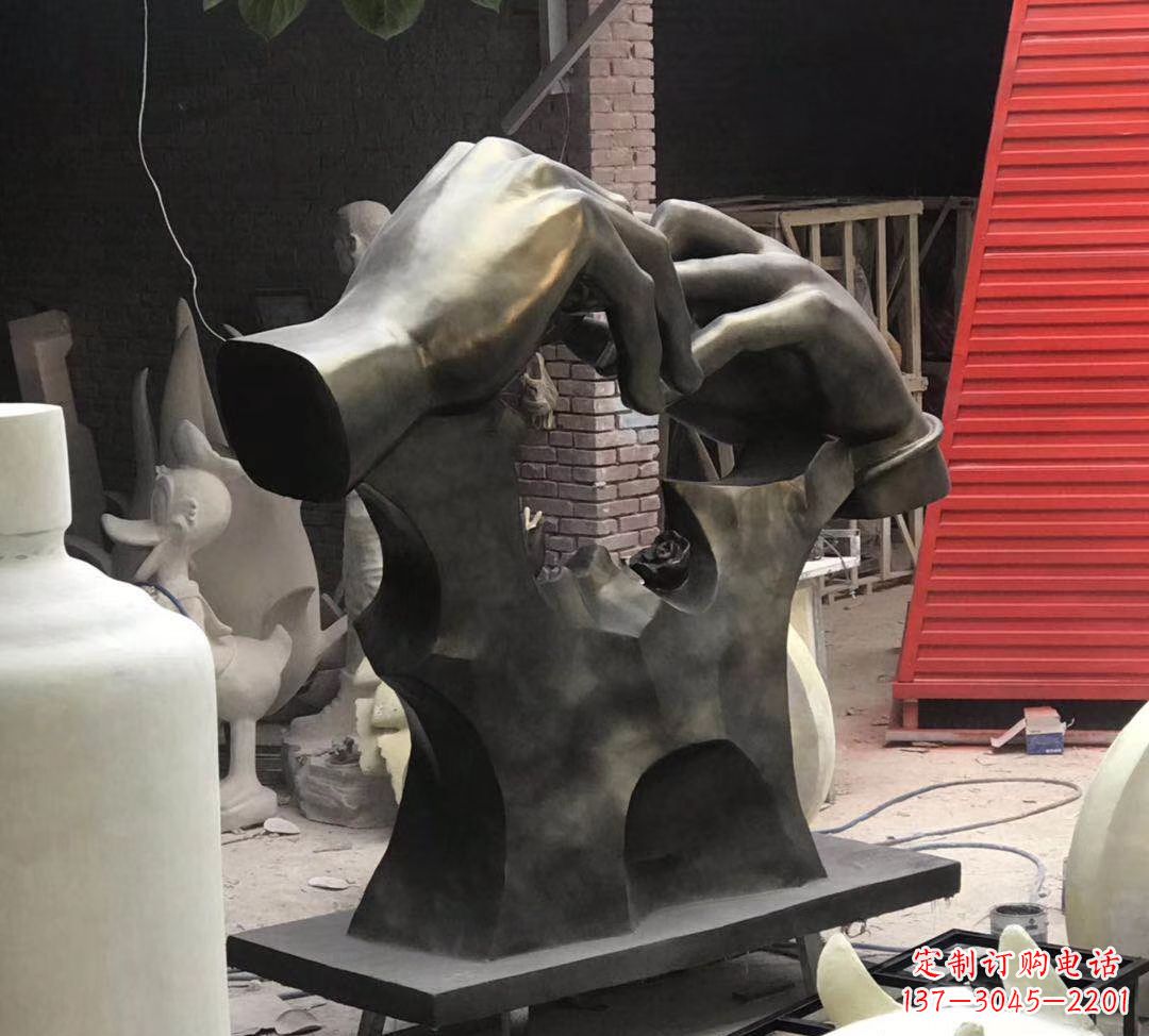 张家口玻璃钢仿铜戒指雕塑浪漫情感的象征