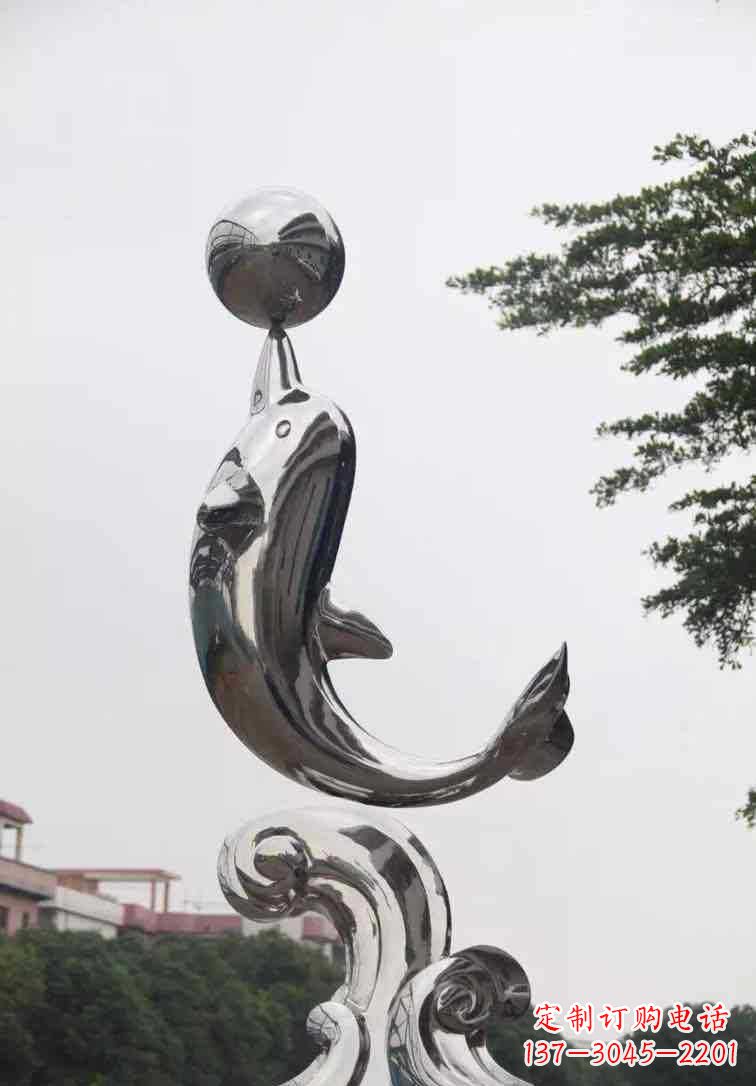 张家口海豚雕塑增添不锈钢广场的魅力