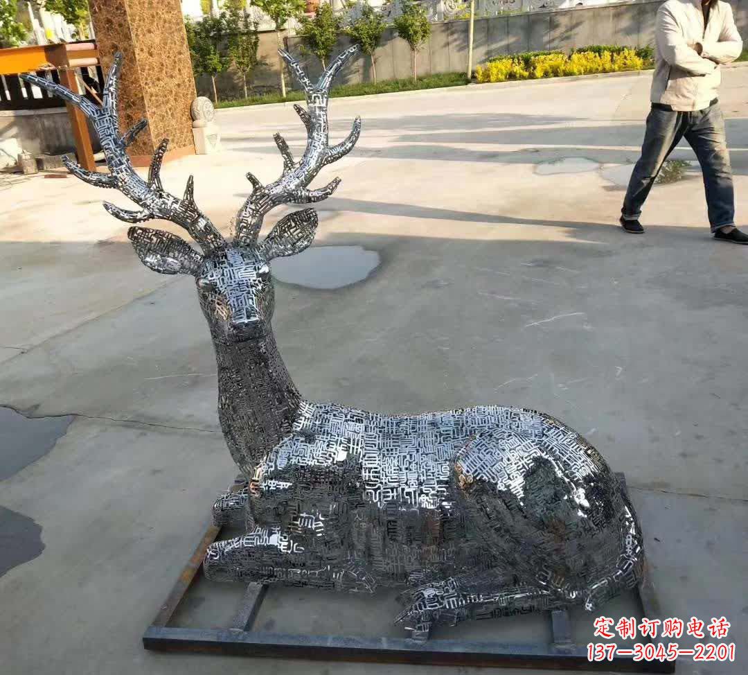 张家口梅花鹿雕塑点缀不锈钢广场星空