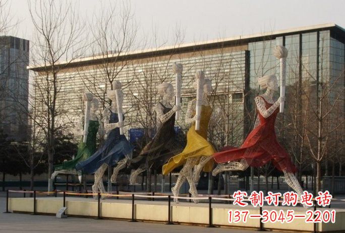 张家口不锈钢火炬手雕塑象征着永恒的精神