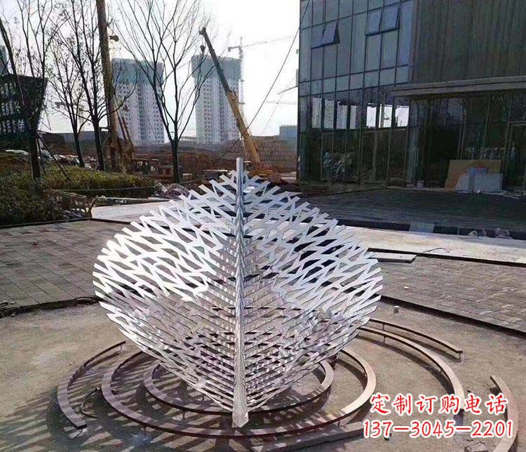 张家口不锈钢镂空树叶雕塑精美雕刻的艺术