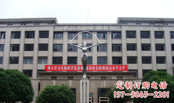 张家口纪念学生的不锈钢雕塑