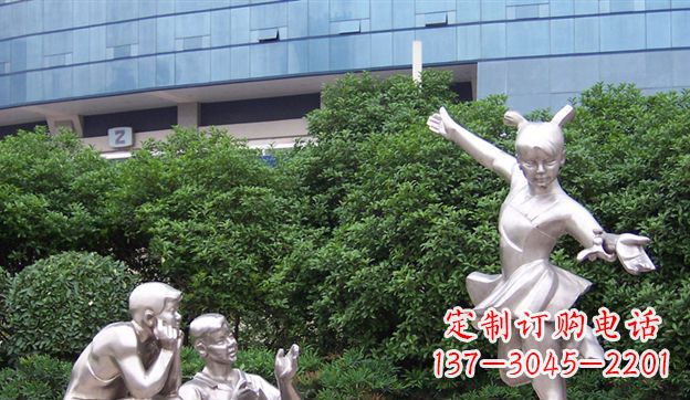 张家口不锈钢制作的儿童踢毽子雕塑