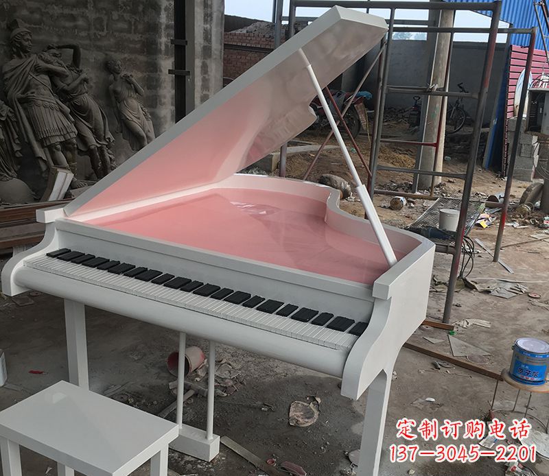 张家口校园里的钢琴雕塑