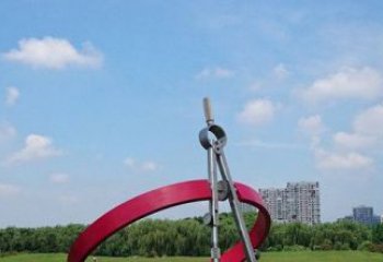 张家口不锈钢圆规雕塑环绕着美景