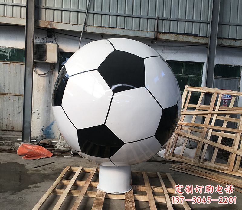 张家口激发足球热情的不锈钢足球雕塑