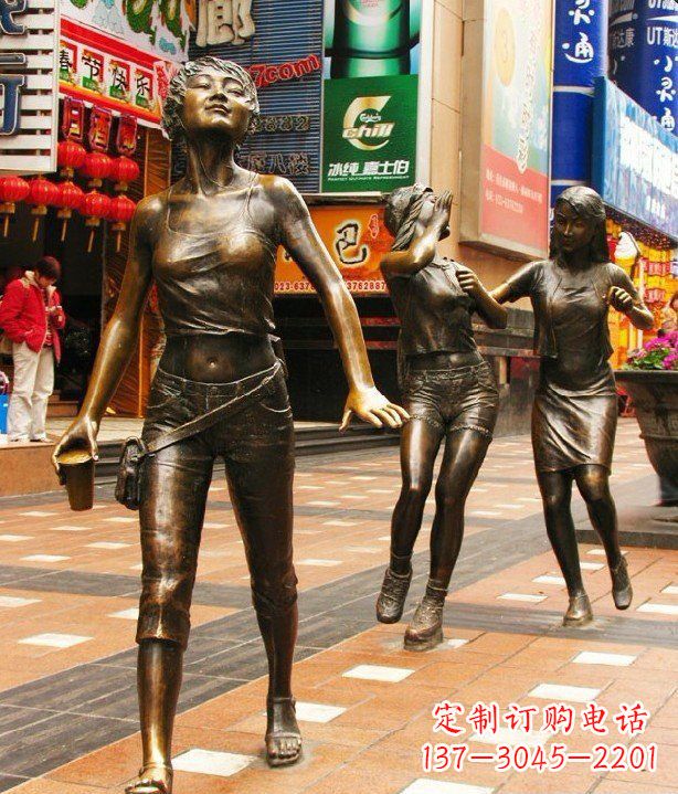 张家口步行街逛街的女孩以铜雕的形式永久保存