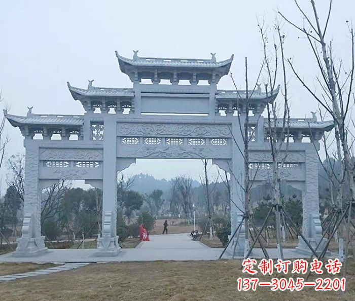 张家口村口三门石雕牌楼古朴华丽