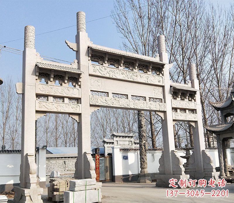张家口村口的珍贵文化——牌坊雕塑