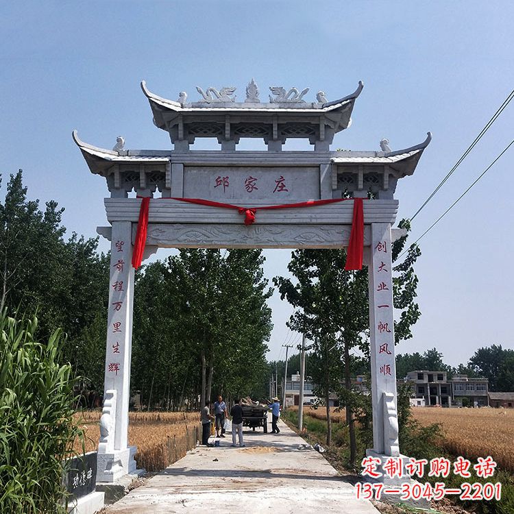 张家口古村落中的石牌坊雕塑