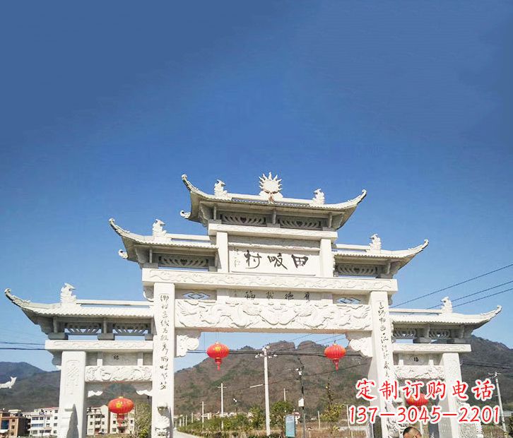 张家口村庄的牌坊雕塑