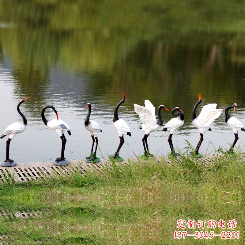 张家口仿真仙鹤玻璃钢水景雕塑摆件-公园水池水塘琥珀动物雕塑