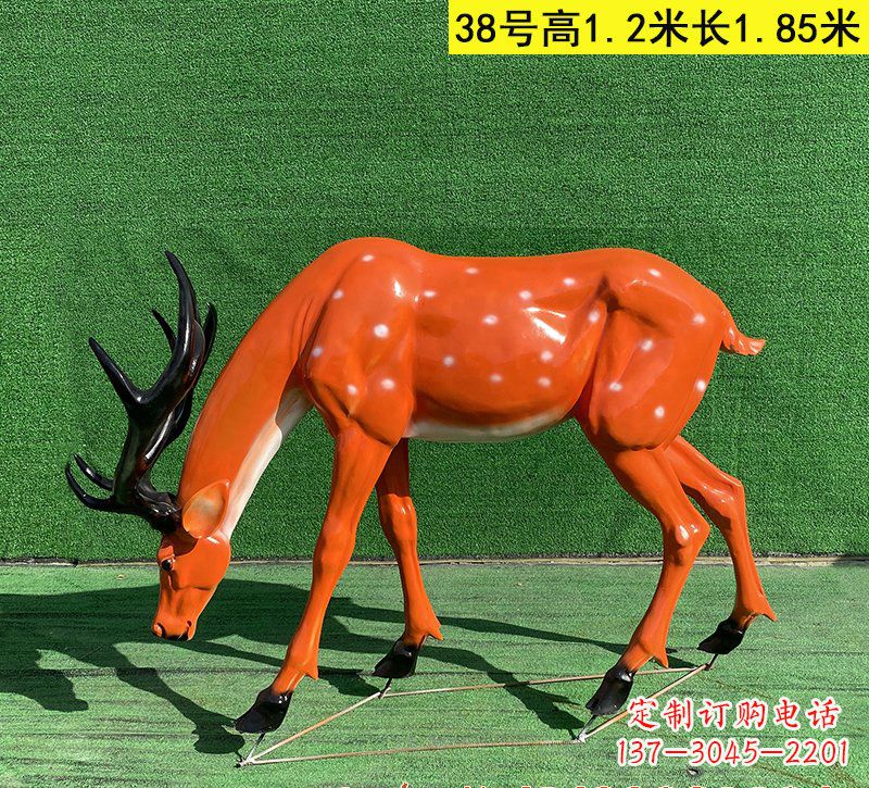 张家口以玻璃钢精心制作的梅花鹿雕塑