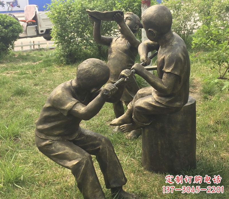 张家口公园玩水的儿童铜雕