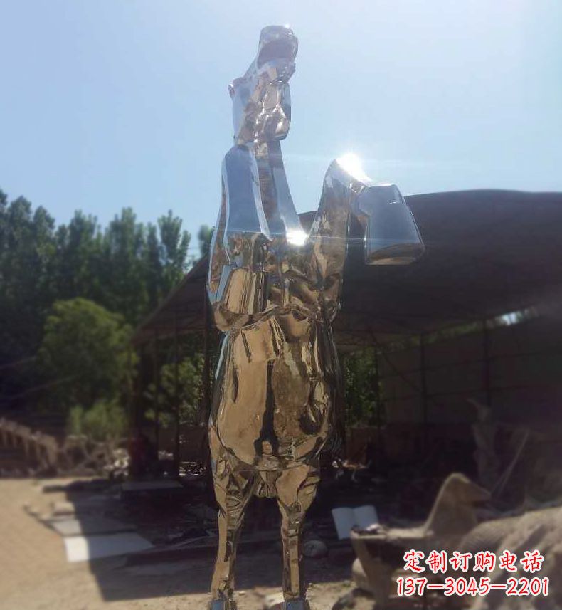 张家口典雅马雕,不锈钢镜面奔马雕塑,个性精彩