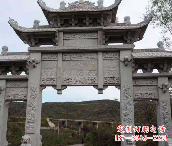 张家口地标性的三门石雕牌坊