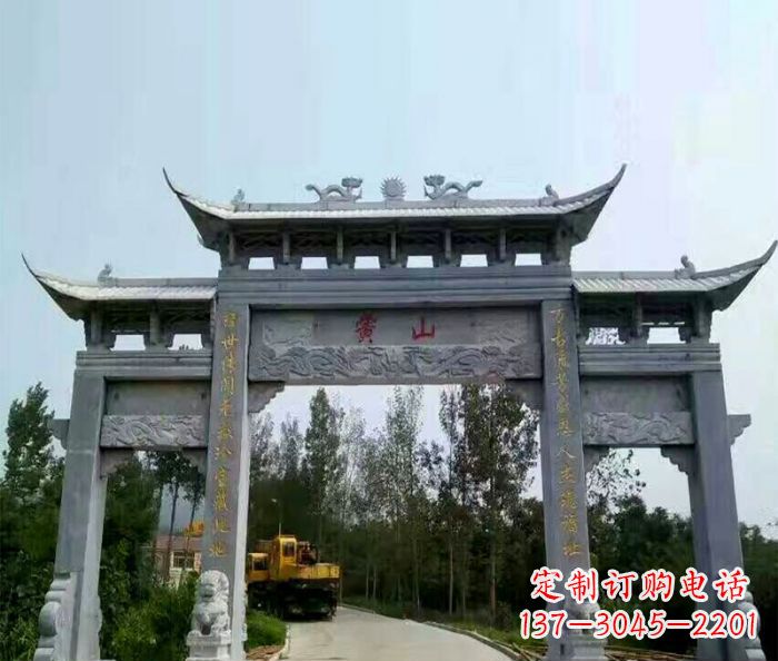 张家口景区三门石雕牌楼,是一种典型的古典建筑风…