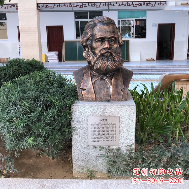 张家口马克思铸铜头像雕塑，记录校园历史精彩