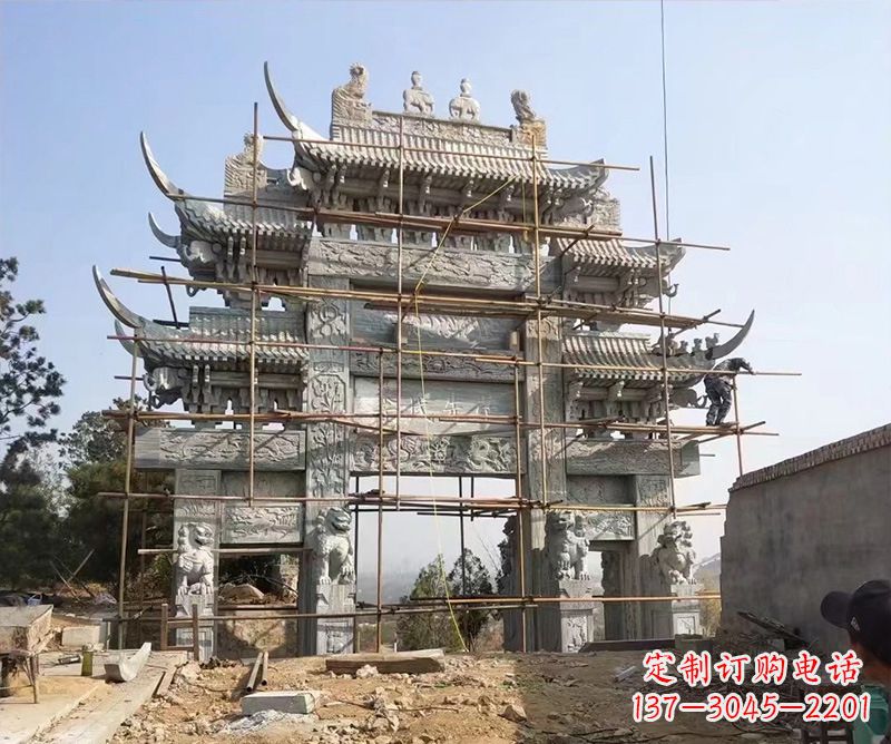 张家口石牌坊外东侧的龙凤雕塑