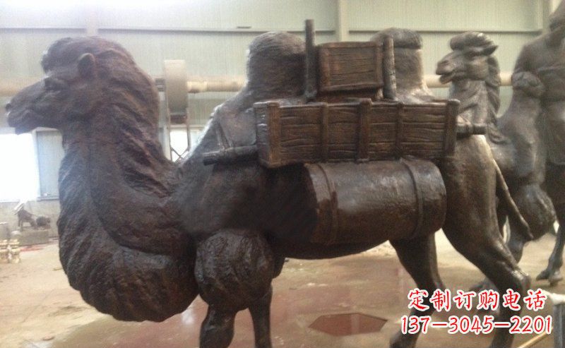张家口驮着东西的骆驼公园动物铜雕