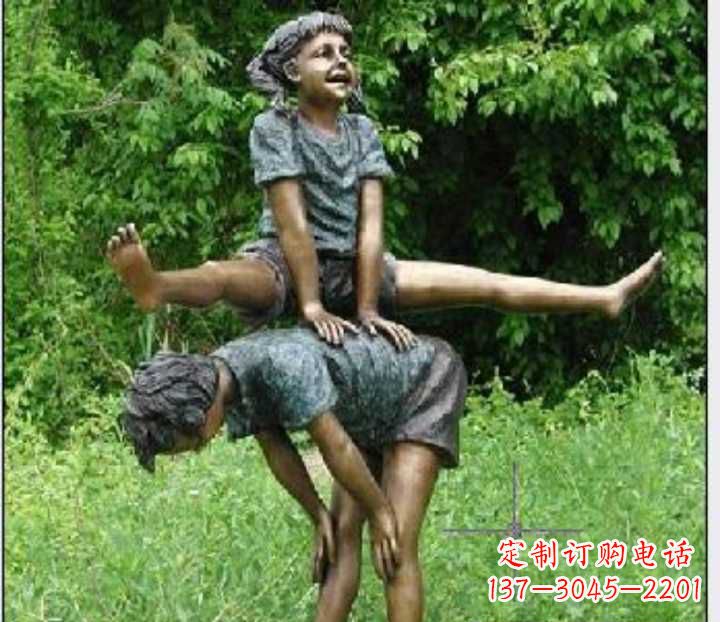 张家口玩跳山羊的儿童铜雕